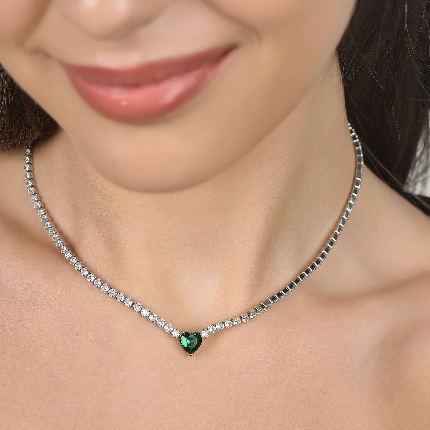 COLLAR DE TENIS DE ACERO PARA MUJER CON CRISTALES BLANCOS Y CORAZÓN DE CRISTAL VERDE