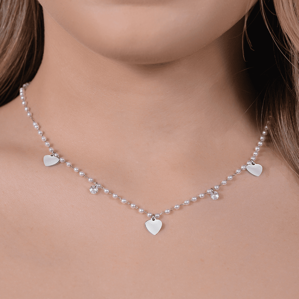 COLLAR DE PERLAS DE ACERO CON CORAZONES
