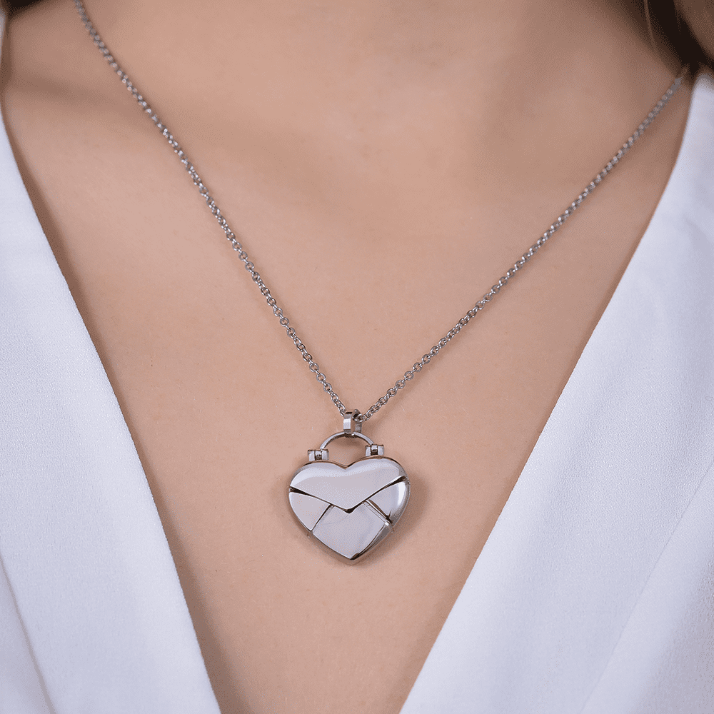 COLLAR DE ACERO PARA MUJER CON LETRA DE CORAZÓN