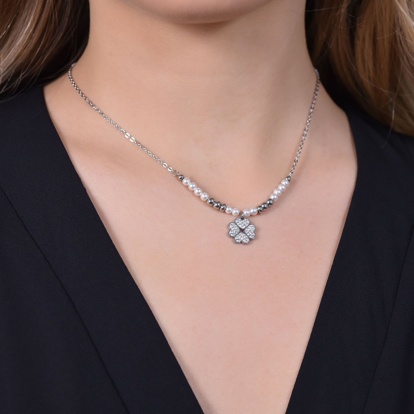 COLLAR DE ACERO PARA MUJER CON PERLAS Y TRÉBOL DE CUATRO HOJAS
