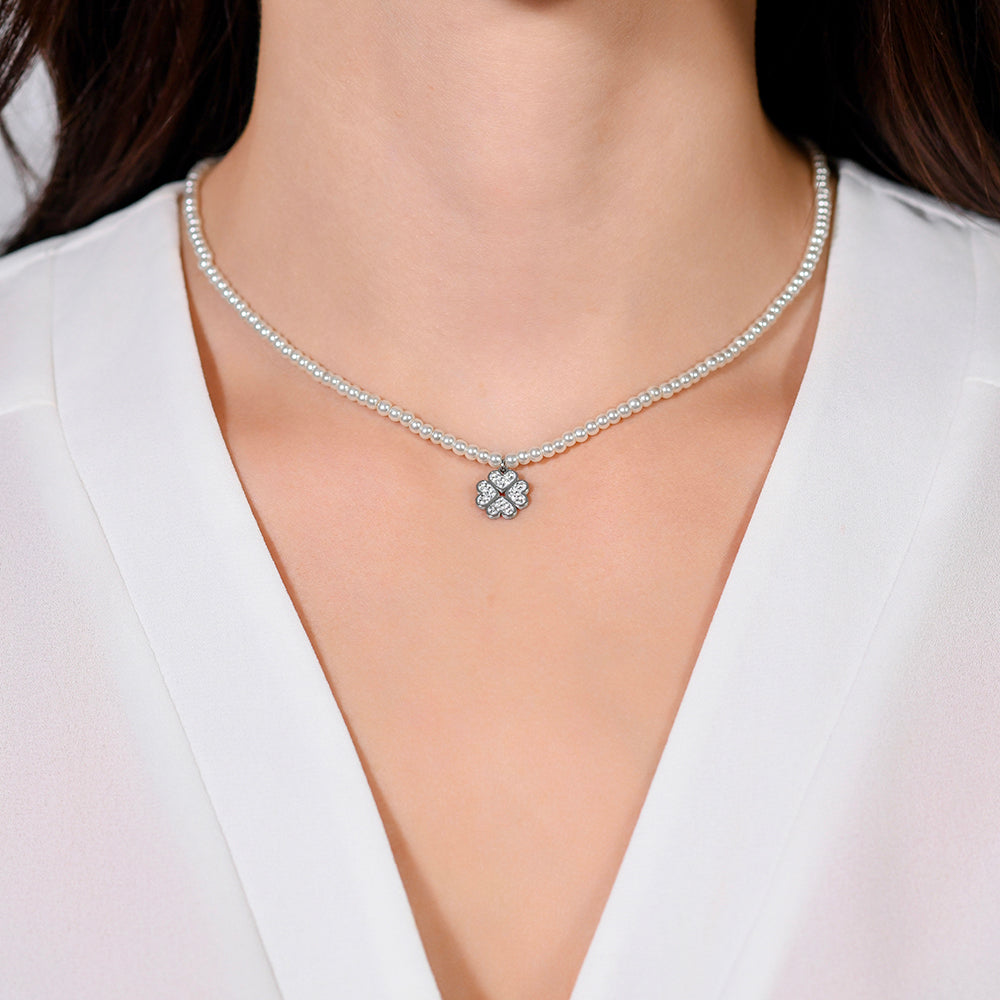 COLLAR DE PERLAS Y TRÉBOLES DE ACERO PARA MUJER