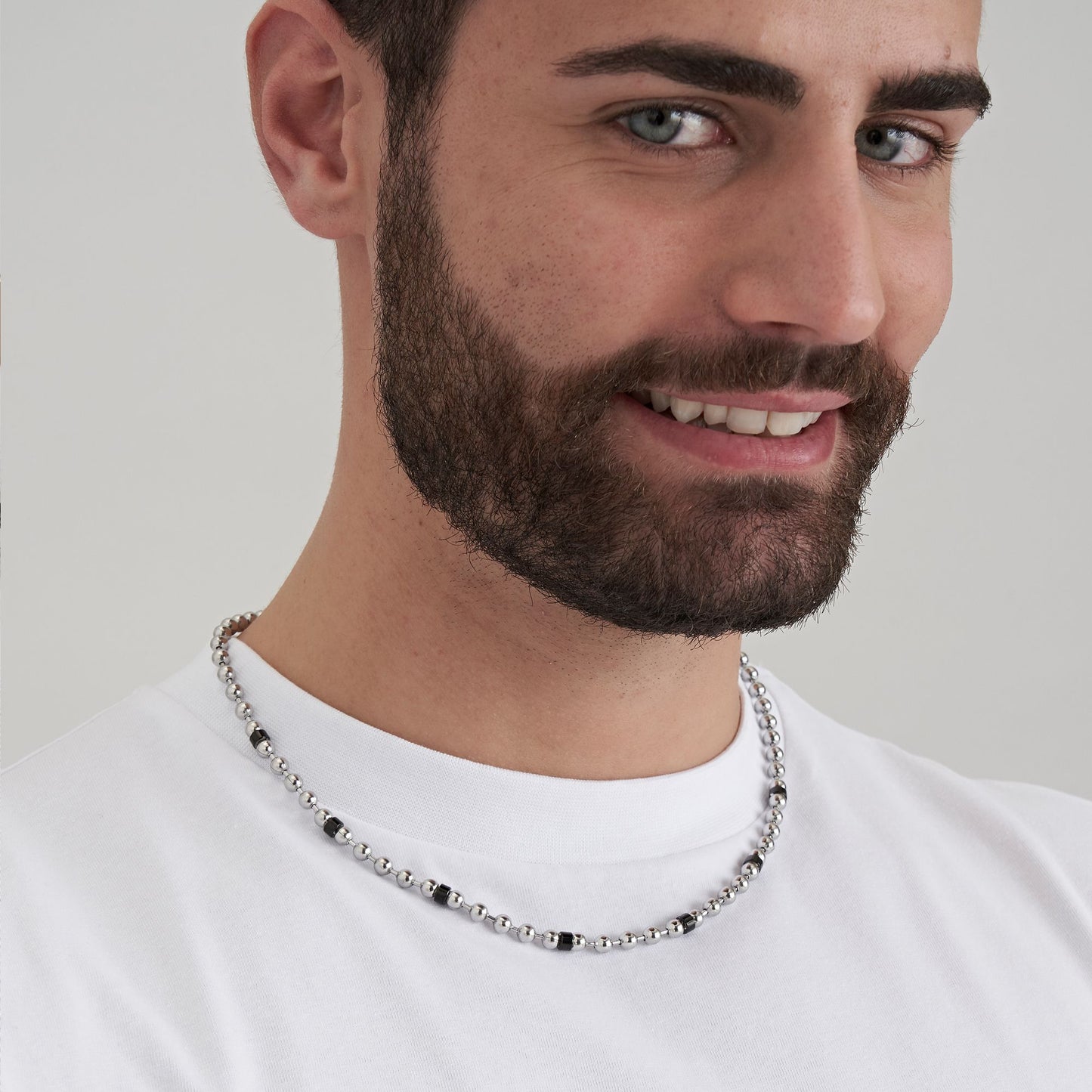 COLLAR DE ACERO PARA HOMBRES CON ELEMENTOS NEGROS