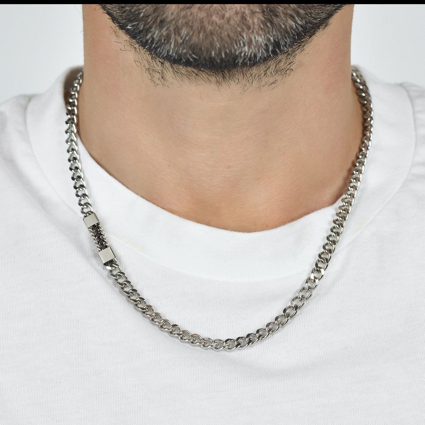 COLLAR ELEMENTO DE ACERO PARA HOMBRE CON CRISTALES NEGROS
