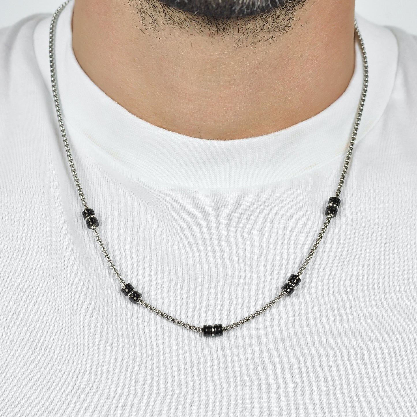 COLLAR MASCULINO DE ACERO CON ELEMENTOS IP NEGROS Y PLATEADOS