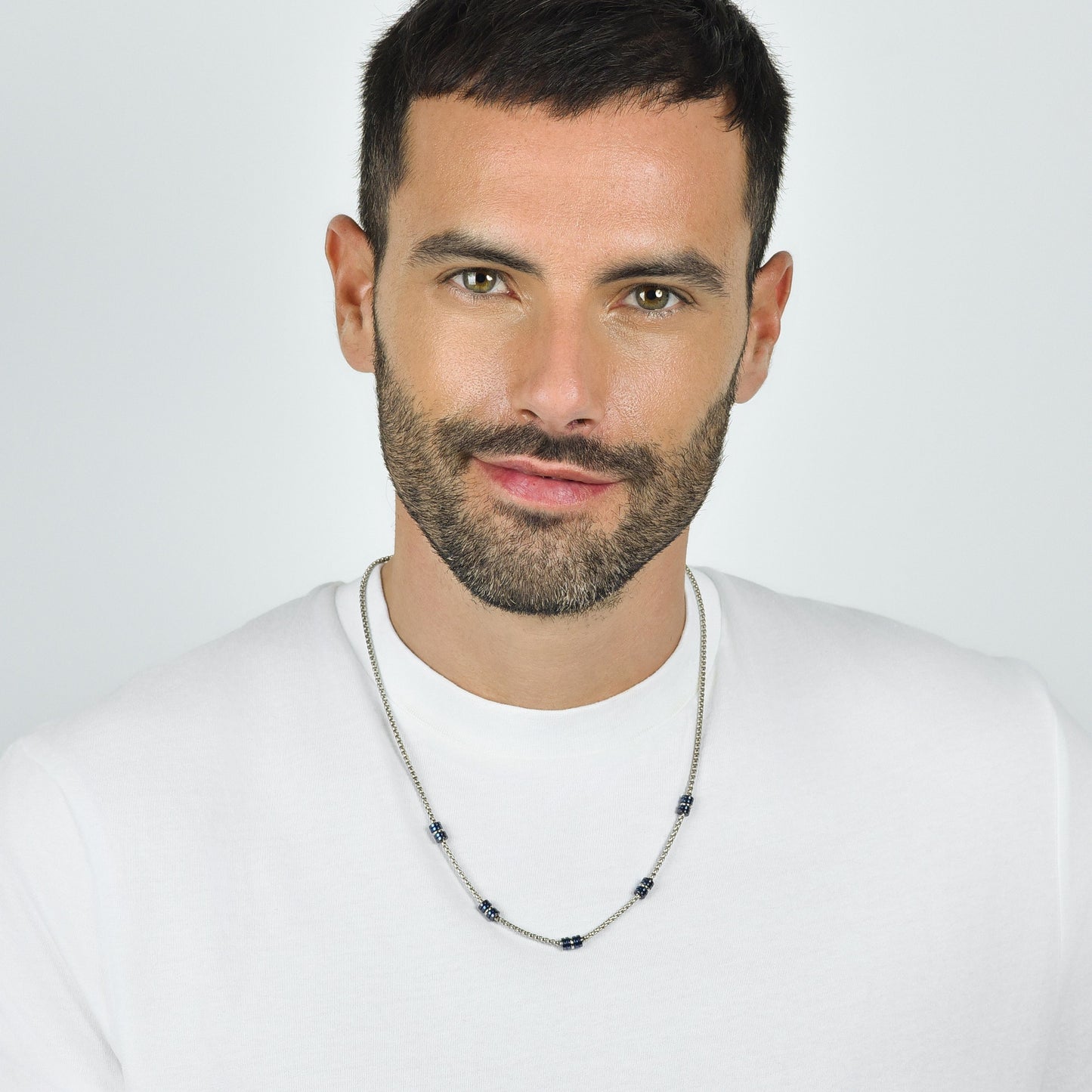 COLLAR DE HOMBRE DE ACERO CON ELEMENTOS IP AZUL Y PLATA