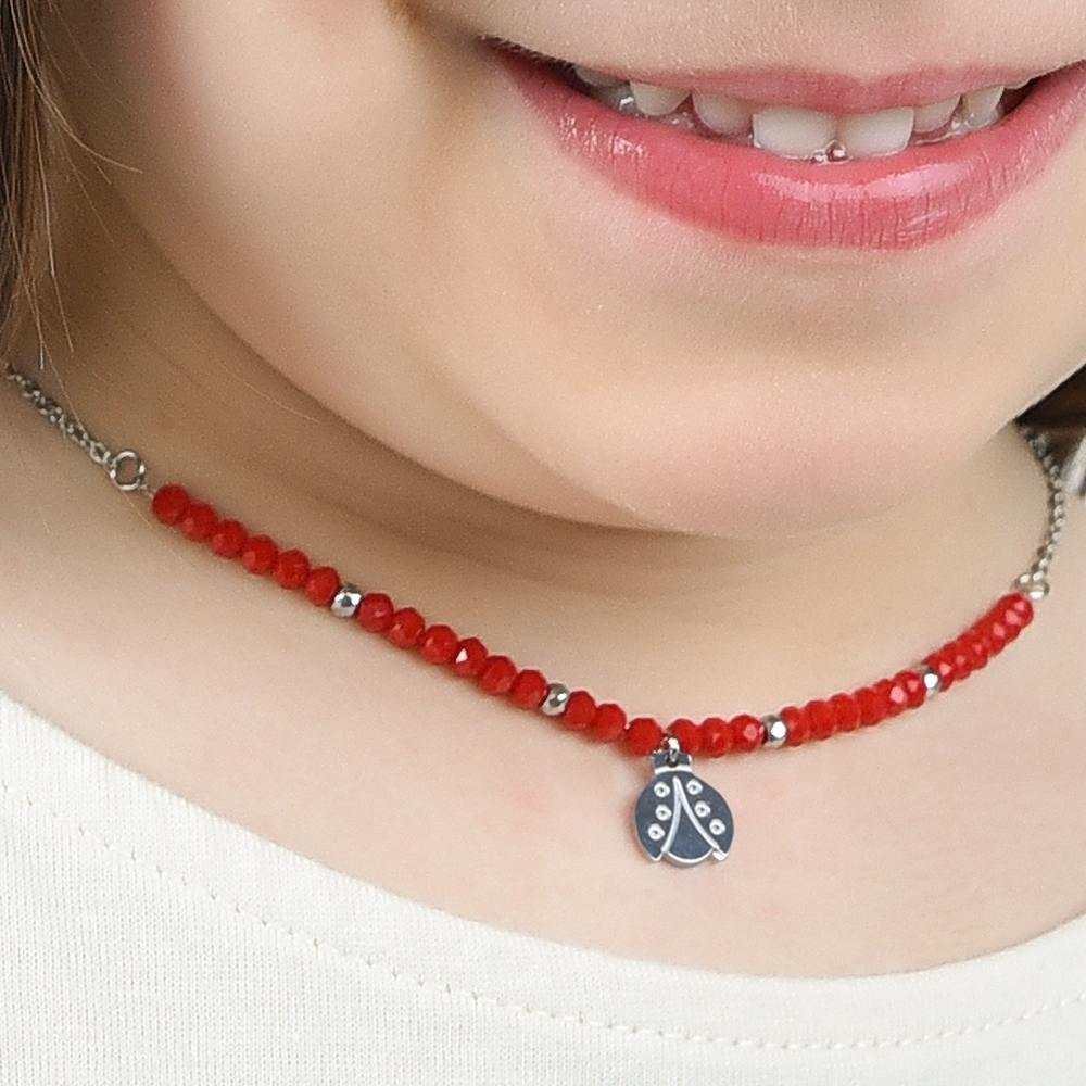 COLLAR DE ACERO PARA NIÑA CON PIEDRAS ROJAS Y MARIQUITA