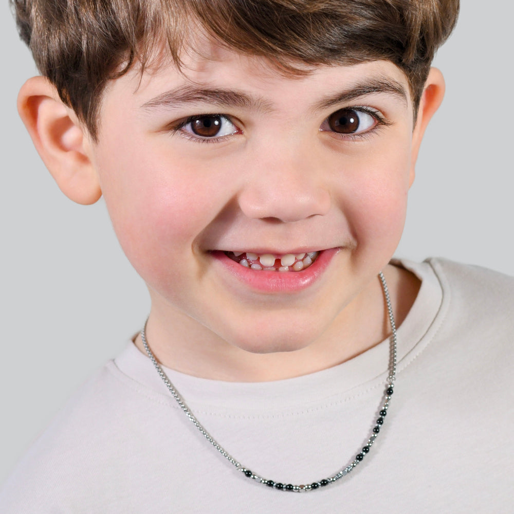 COLLAR DE ACERO PARA BEBÉ CON PIEDRAS NEGRAS Y GRISES