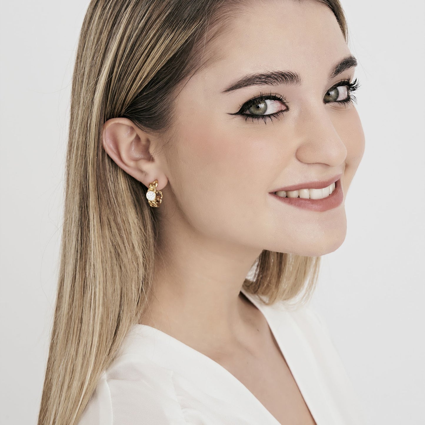 PENDIENTES DE MUJER EN ACERO DORADO Y CRISTAL BLANCO