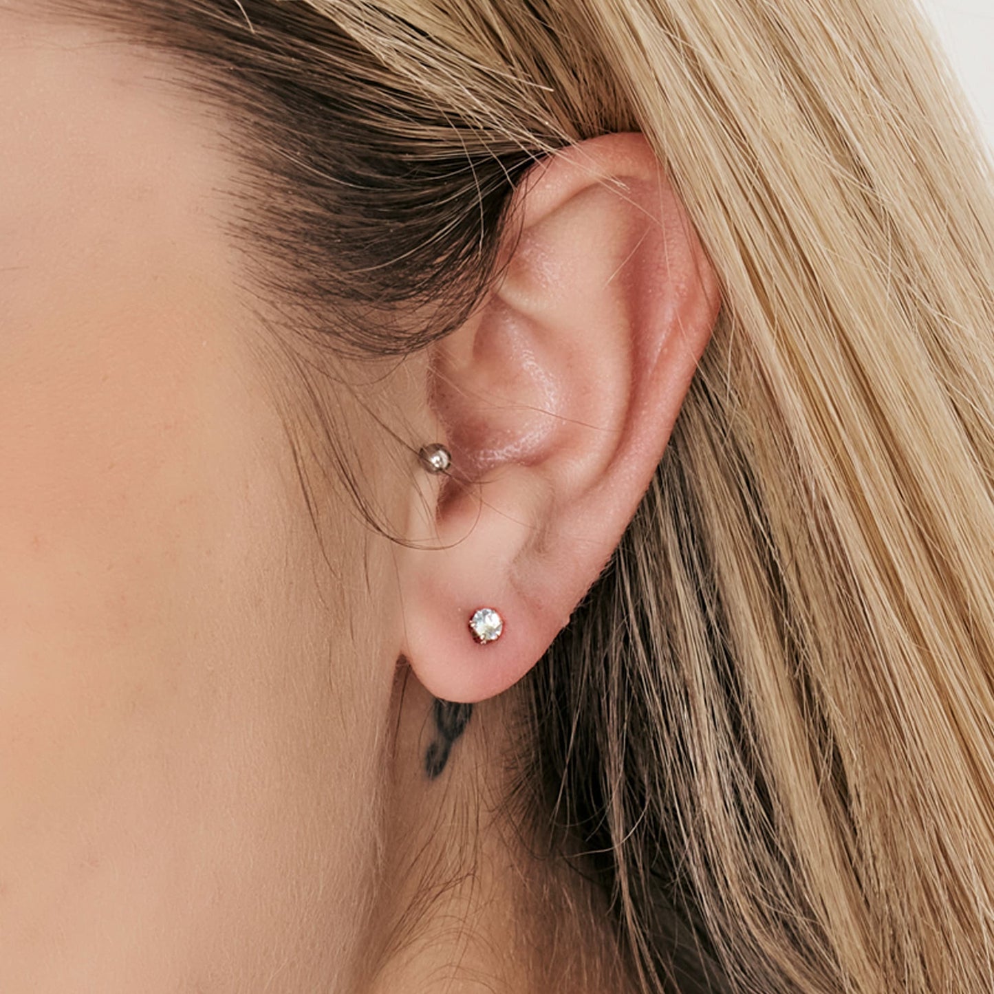 PENDIENTE MONOPUNTO DE ACERO DORADO CON CRISTAL BLANCO DE 3 MM