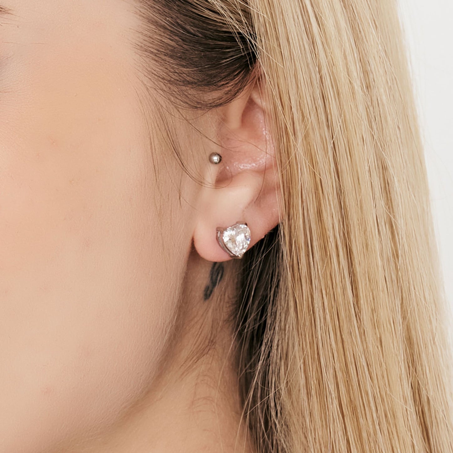 PENDIENTES DE ACERO PARA MUJER CON CRISTALES BLANCOS EN FORMA DE CORAZÓN