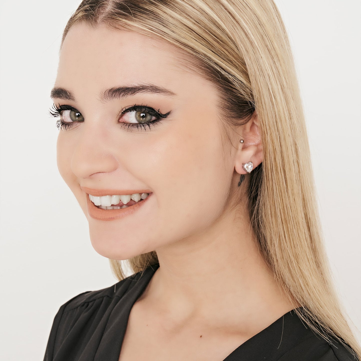 PENDIENTES DE ACERO PARA MUJER CON CRISTALES BLANCOS EN FORMA DE CORAZÓN