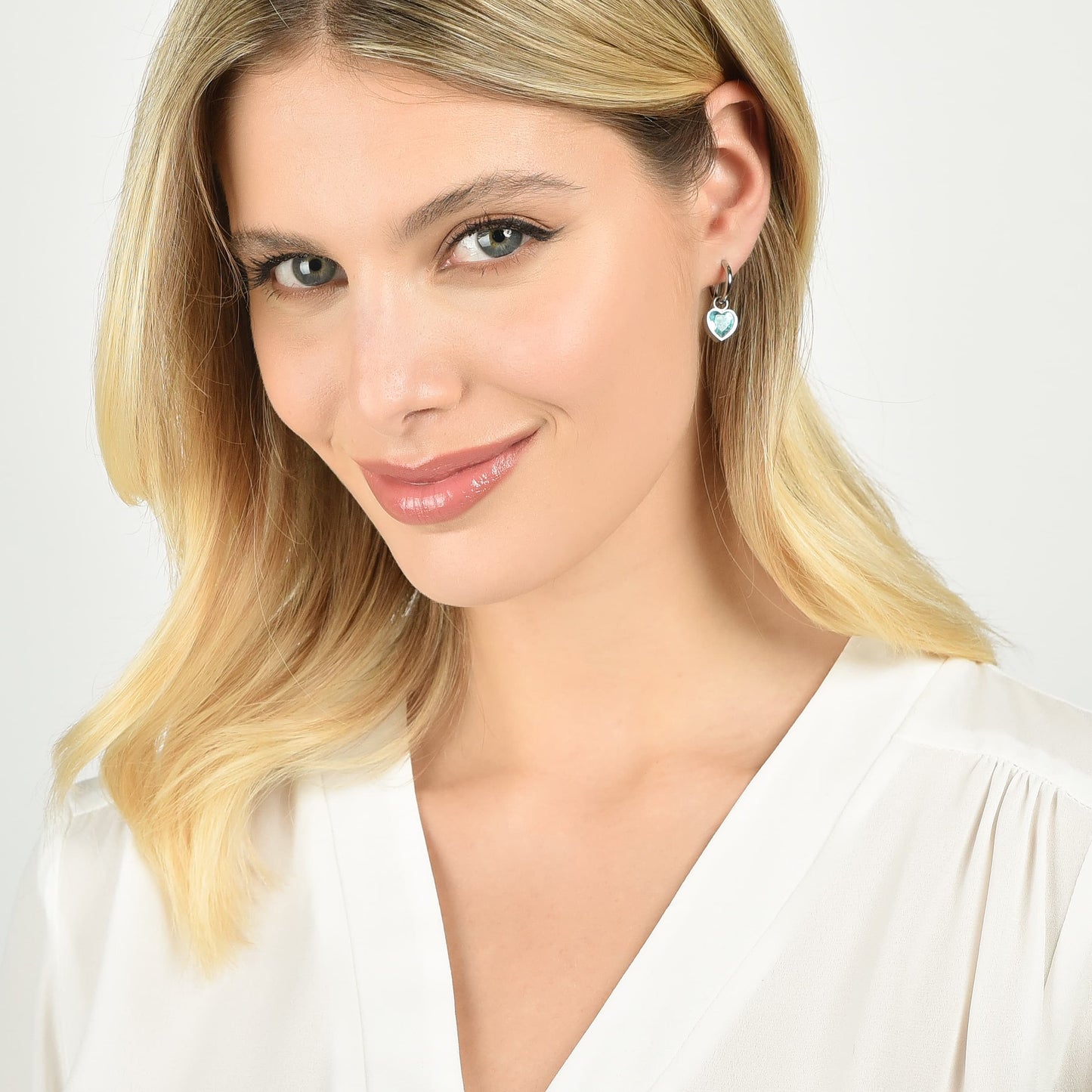 PENDIENTES DE ACERO PARA MUJER CON CORAZONES DE PUNTOS AZUL CLARO