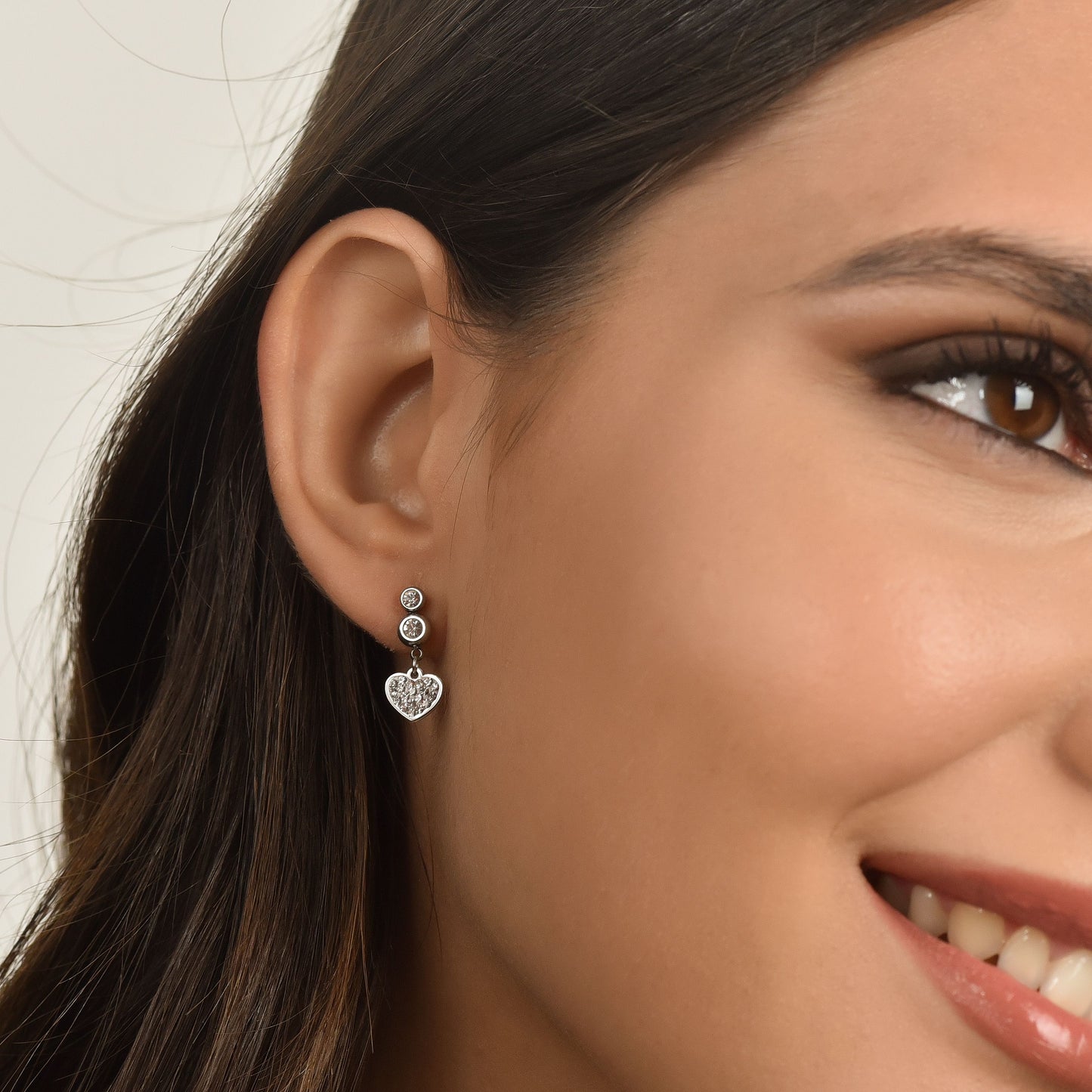 PENDIENTES DE ACERO PARA MUJER CON CORAZONES CON CRISTALES BLANCOS