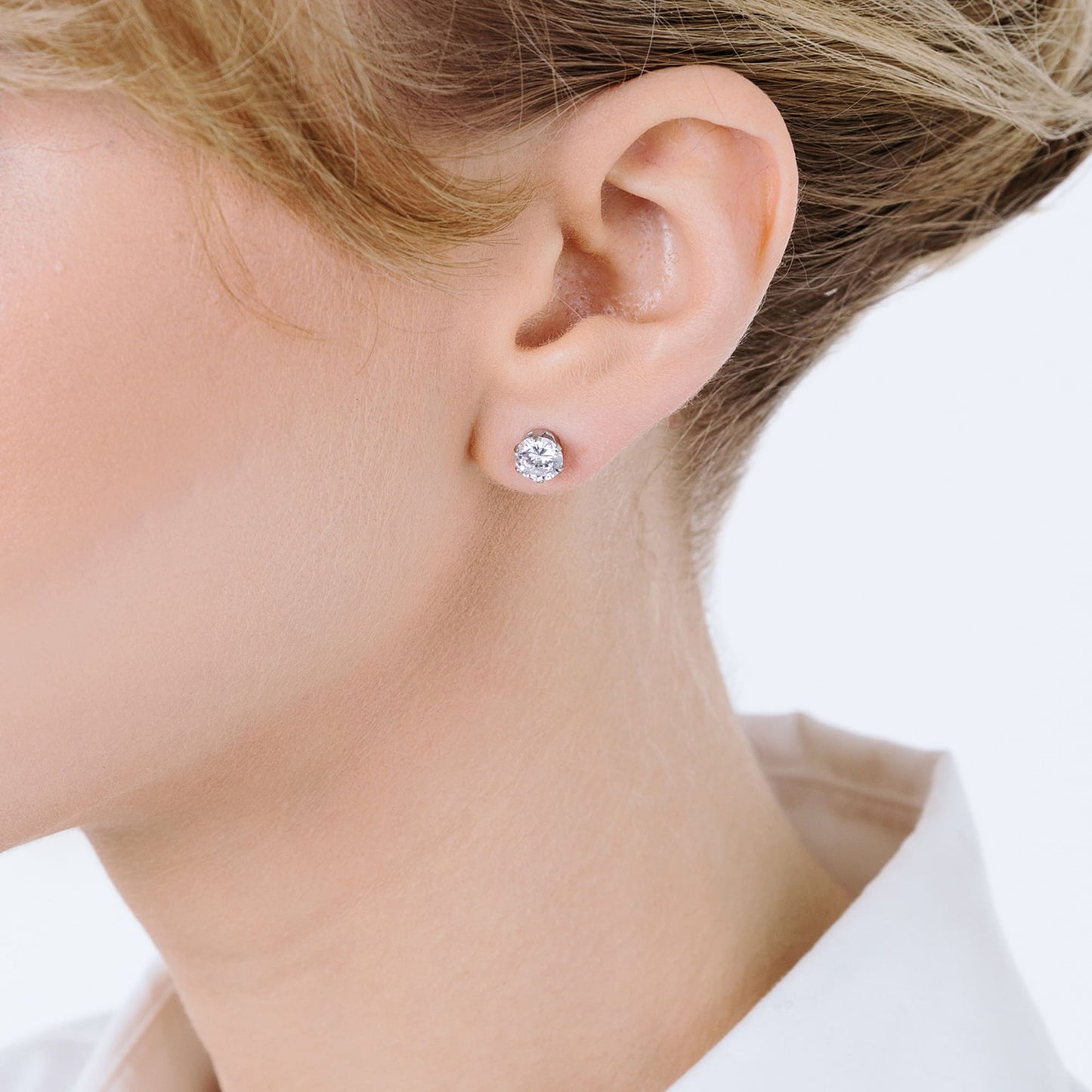 PENDIENTES DE FOCOS DE ACERO CON CRISTAL BLANCO DE 6 MM