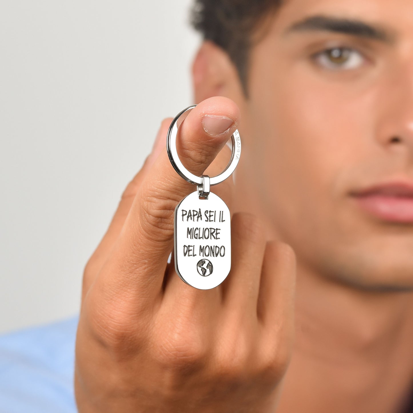 LLAVERO DE HOMBRE DE ACERO CON ESMALTE NEGRO "PAPI ERES EL MEJOR DEL MUNDO"