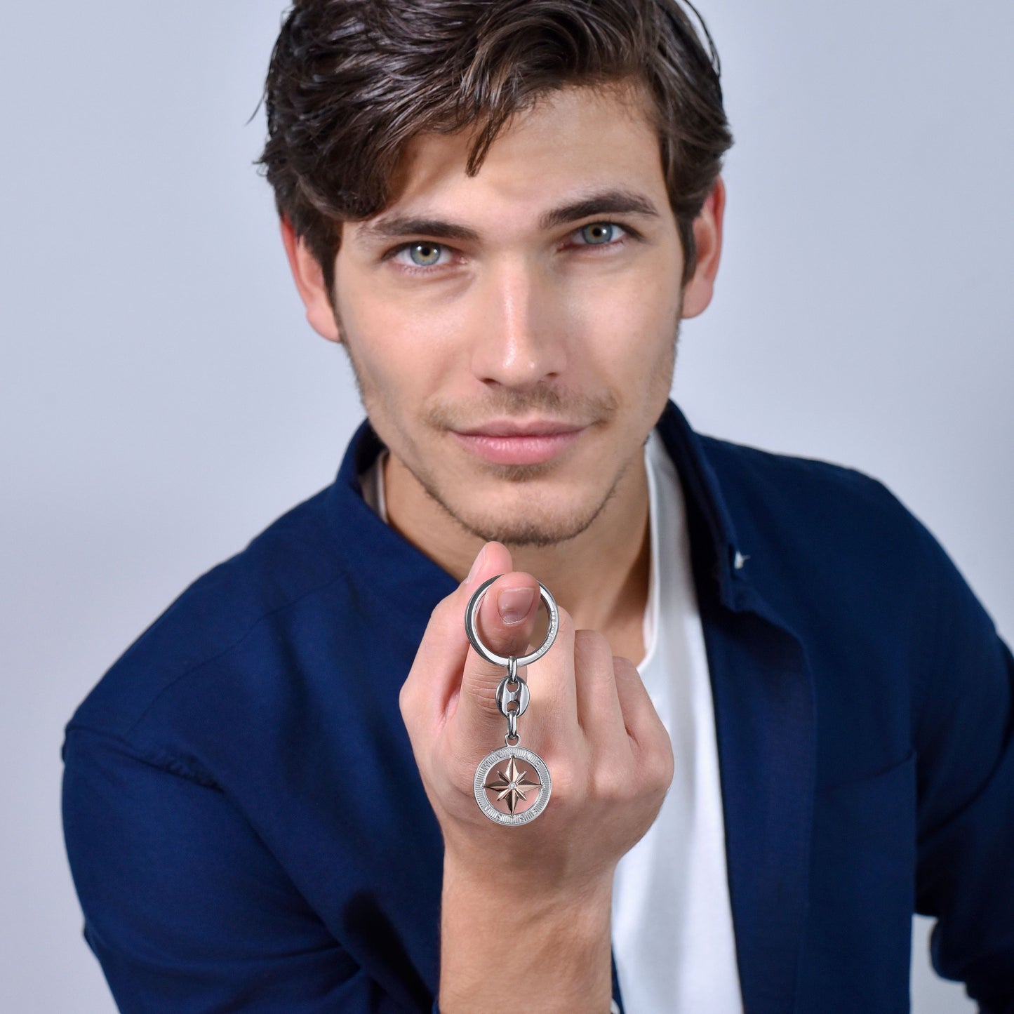 LLAVERO DE ACERO PARA HOMBRE CON ROSA DE LOS VIENTOS