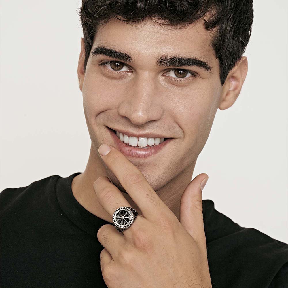 ANILLO DE ACERO PARA HOMBRE CON ROSA DE LOS VIENTOS