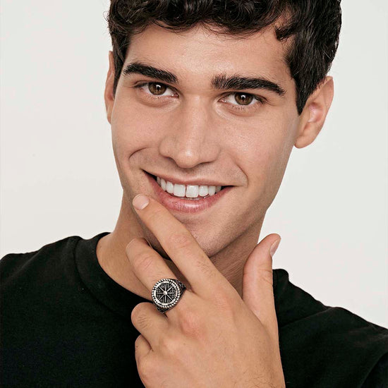 ANILLO DE ACERO PARA HOMBRE CON ROSA DE LOS VIENTOS