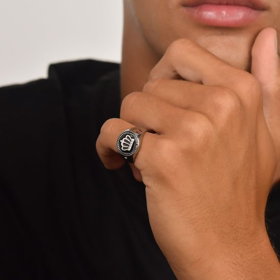 ANILLO DE HOMBRE DE ACERO CON CORONA Y ESMALTE NEGRO