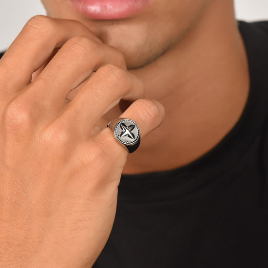 ANILLO DE ACERO PARA HOMBRE CON ROSA DE LOS VIENTOS Y ESMALTE NEGRO