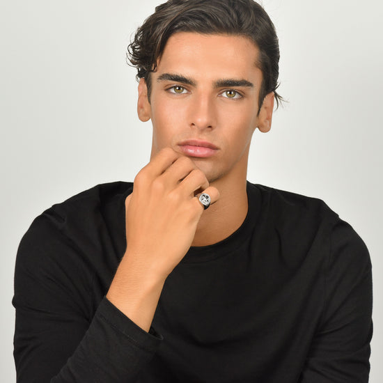 ANILLO DE ACERO PARA HOMBRE CON ROSA DE LOS VIENTOS Y ESMALTE NEGRO