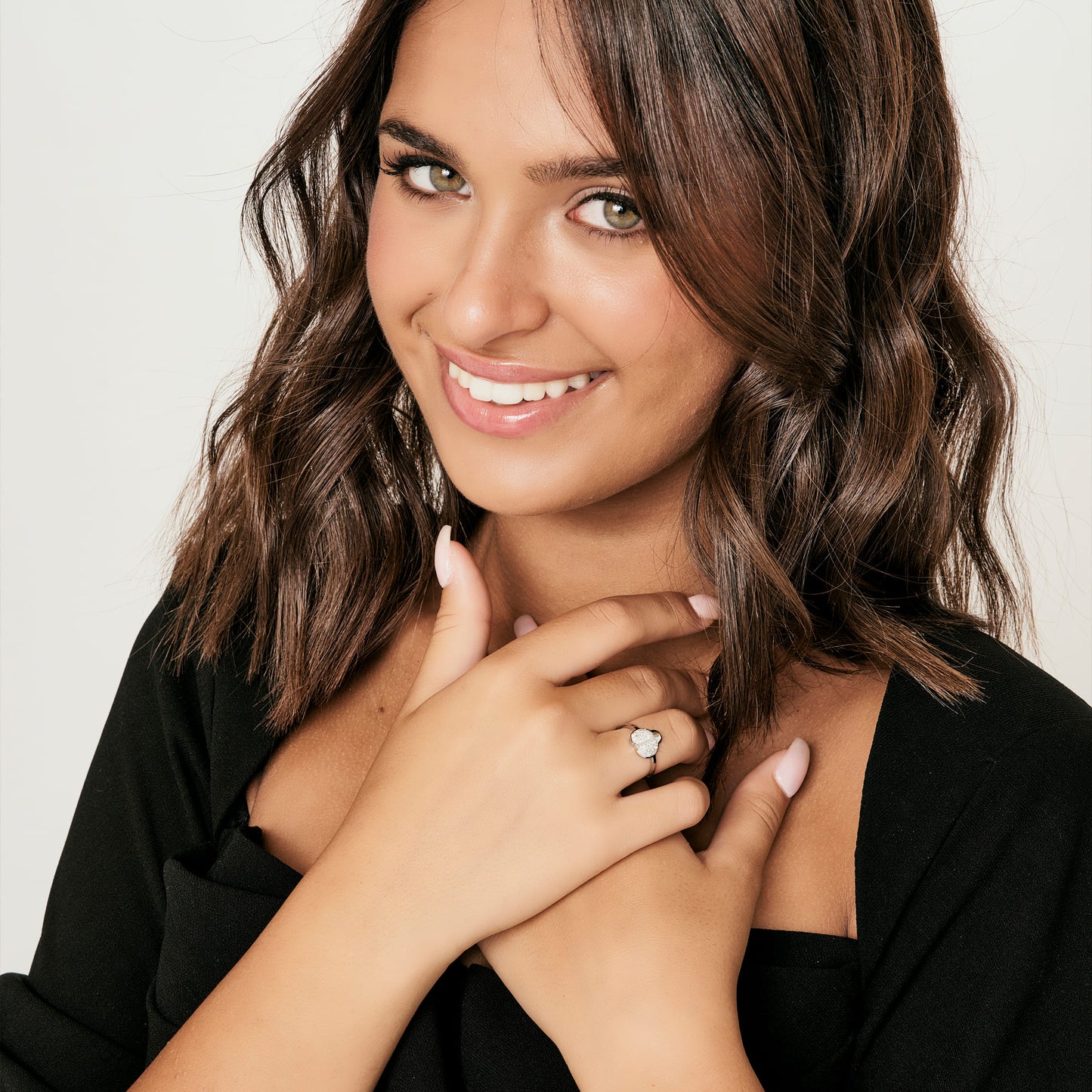 ANILLO DE ACERO PARA MUJER CON MARIQUITA Y CRISTALES BLANCOS TALLA: S