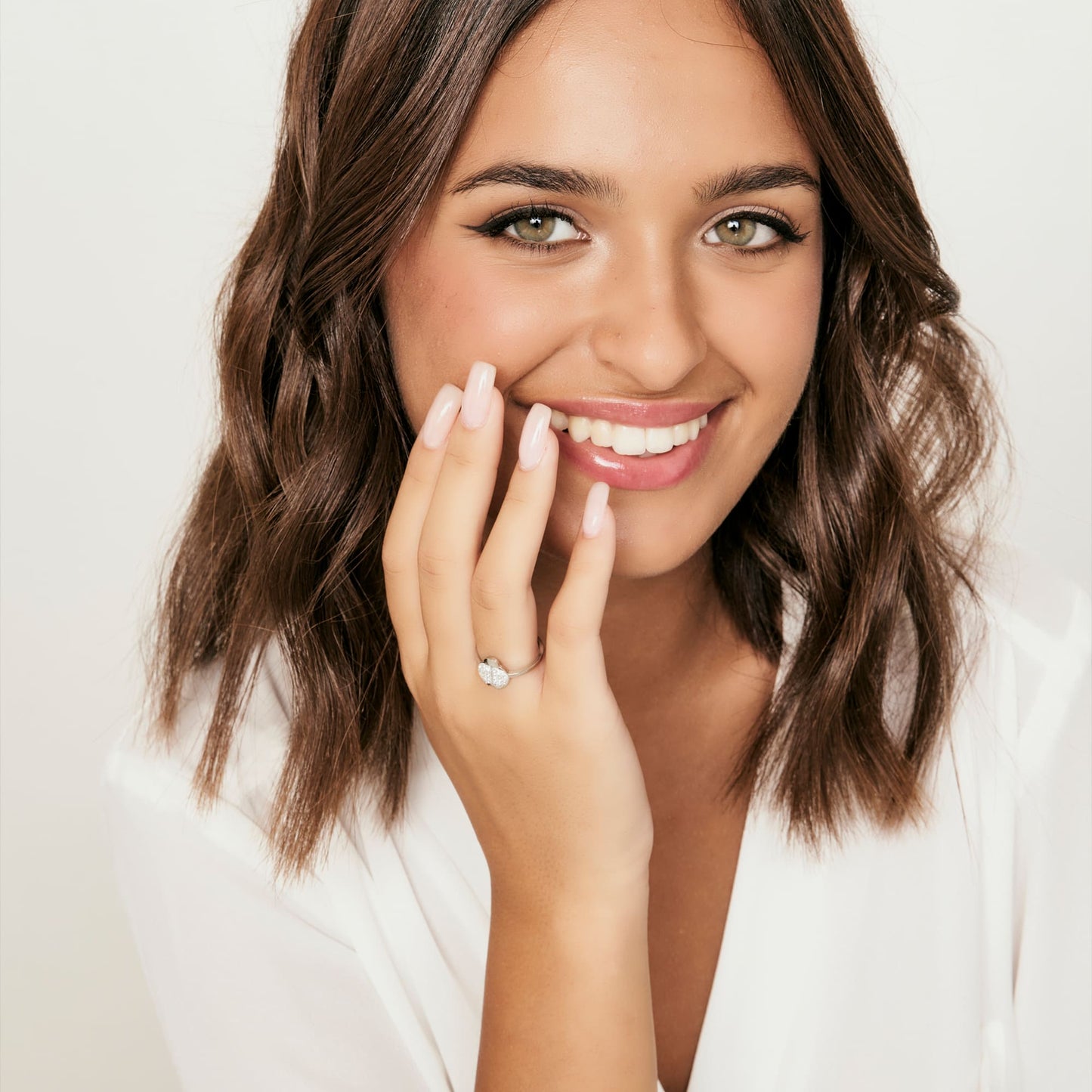 ANILLO DE ACERO PARA MUJER CON MARIQUITA Y CRISTALES BLANCOS TALLA: M