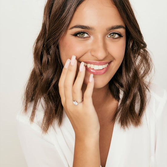 ANILLO DE ACERO PARA MUJER CON MARIQUITA Y CRISTALES BLANCOS TALLA: M