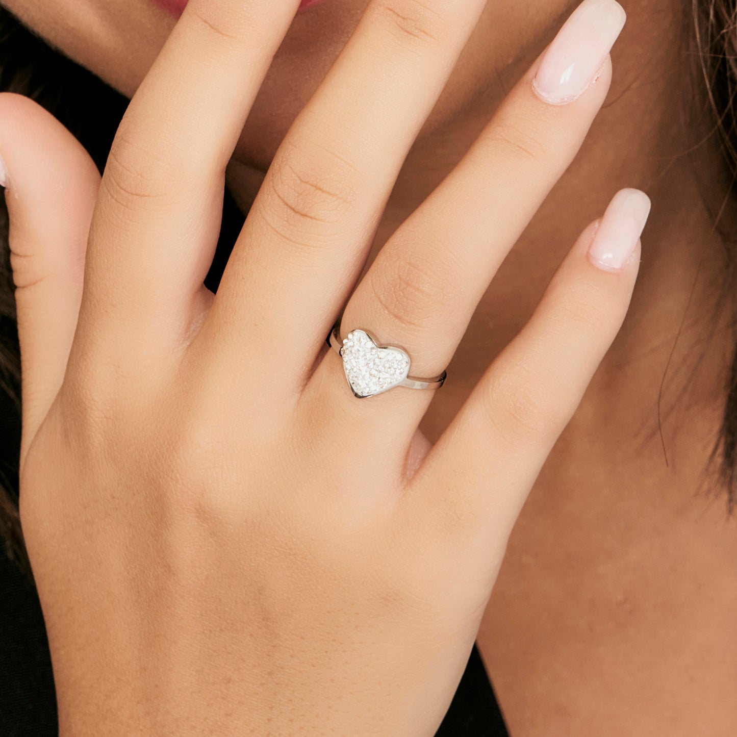 ANILLO DE ACERO PARA MUJER CON CORAZÓN Y CRISTALES BLANCOS TALLA: M