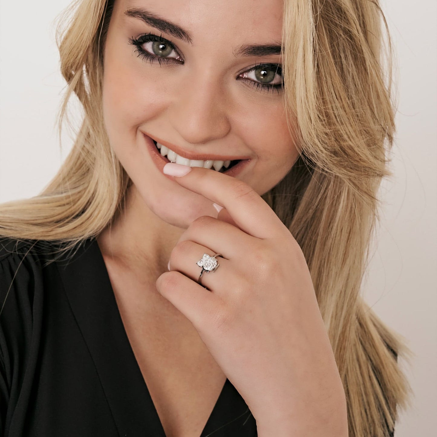 ANILLO DE ACERO PARA MUJER CON BÚHO Y CRISTALES BLANCOS TALLA: M