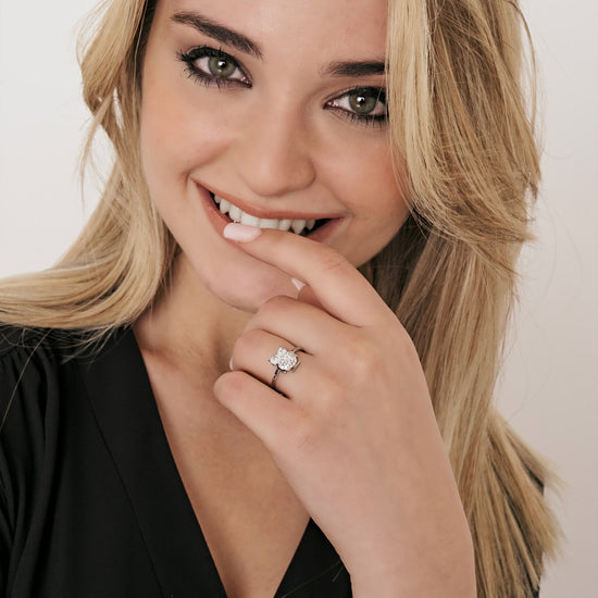 ANILLO DE ACERO PARA MUJER CON BÚHO Y CRISTALES BLANCOS TALLA: M