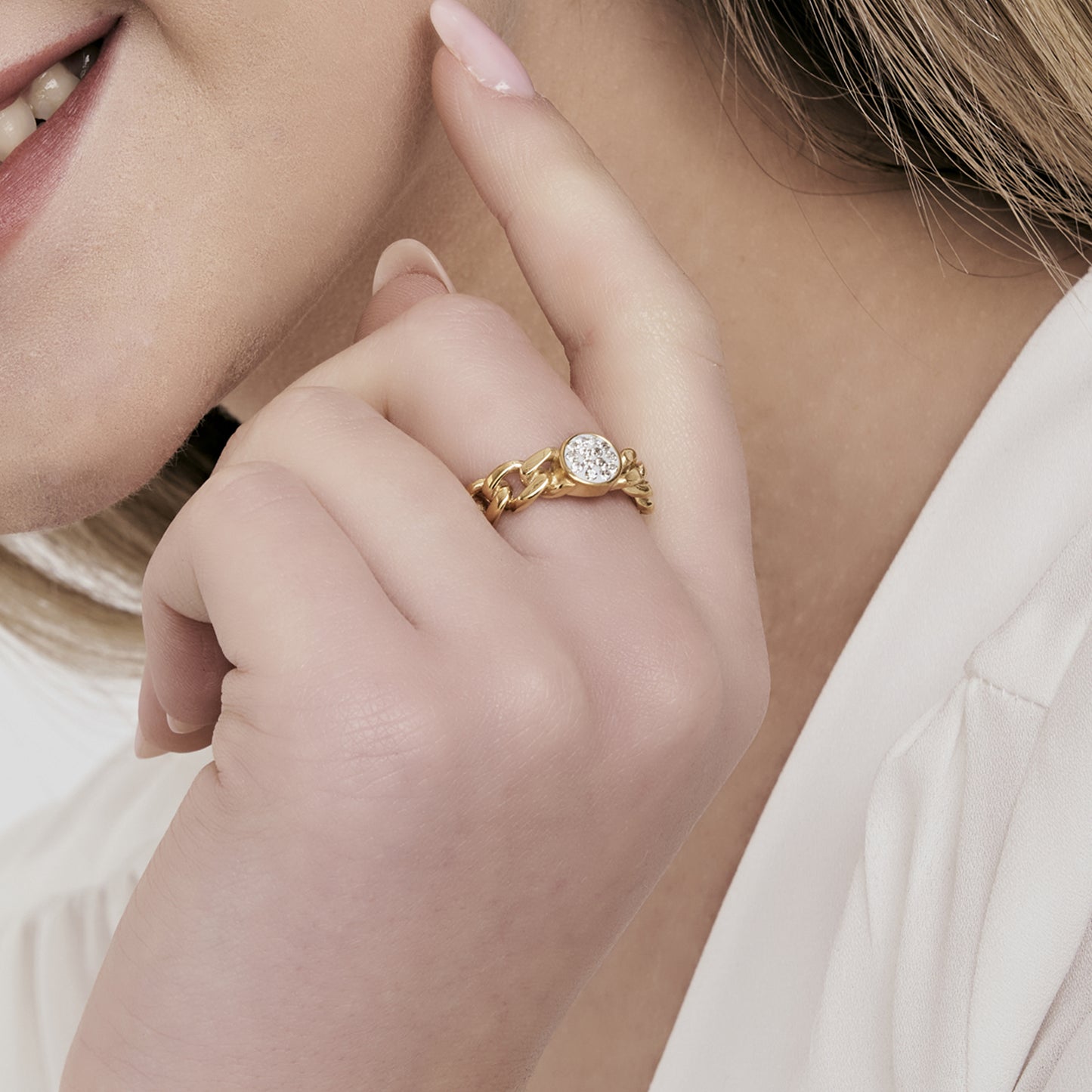 ANILLO DE ACERO IP DE MUJER CON CRISTALES BLANCOS