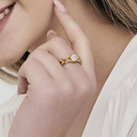 ANILLO DE ACERO IP DE MUJER CON CRISTALES BLANCOS
