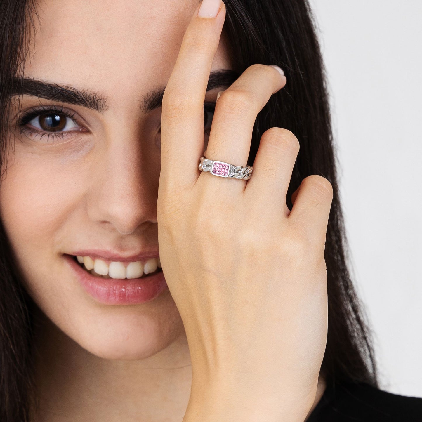 ANILLO DE ACERO CON CRISTALES FUCSIA