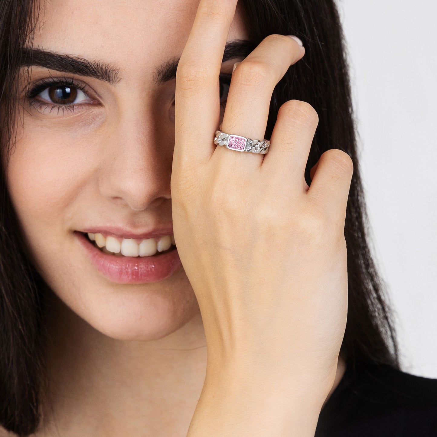 ANILLO DE ACERO CON CRISTALES FUCSIA