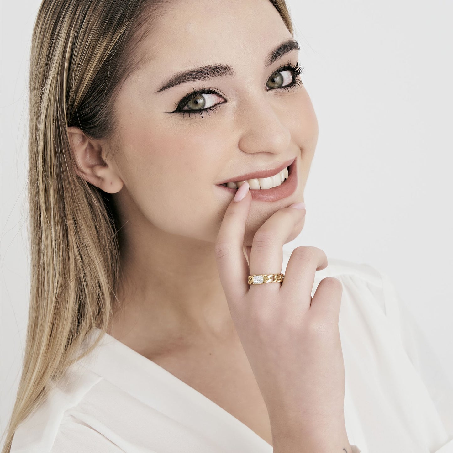 IP ANILLO DE ACERO DORADO CON CRISTALES BLANCOS