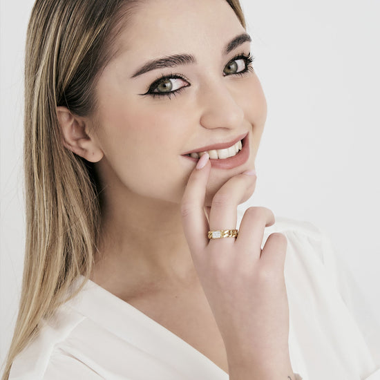 IP ANILLO DE ACERO DORADO CON CRISTALES BLANCOS