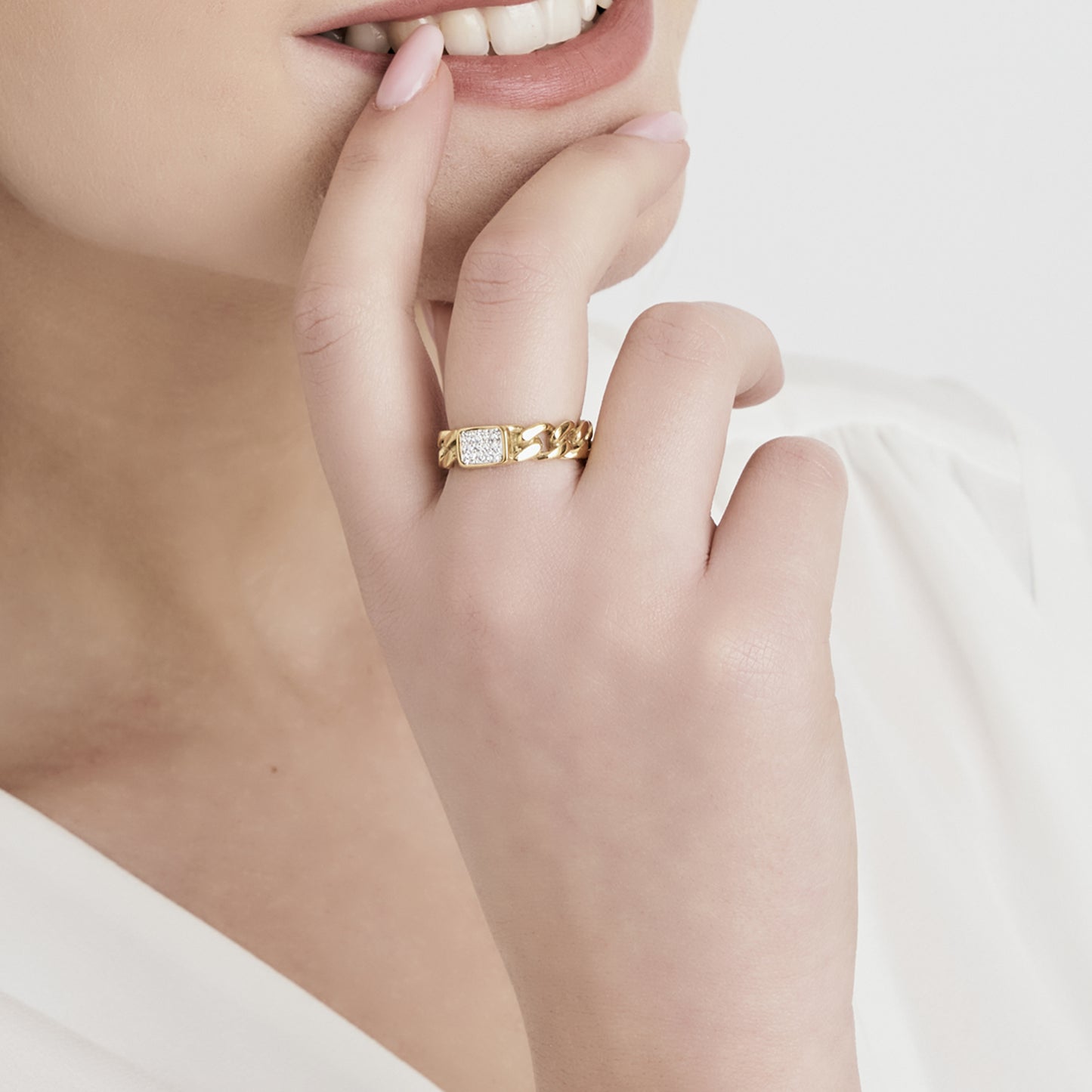 ANILLO DE ACERO IP DE MUJER CON CRISTALES BLANCOS