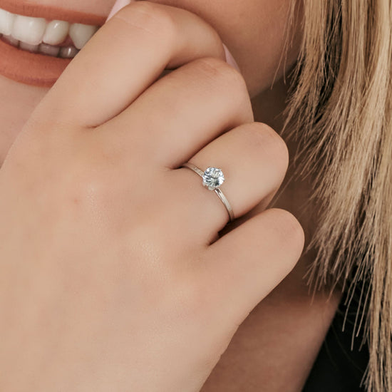 ANILLO SOLITARIO DE ACERO PARA MUJER CON CRISTAL AZUL