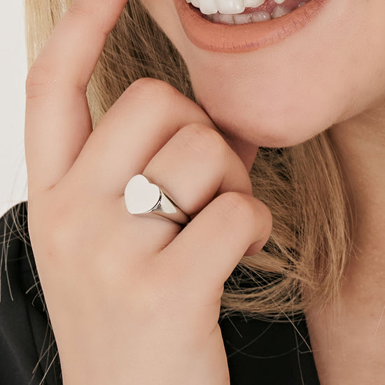 ANILLO DE ACERO PARA MUJER CON CORAZÓN