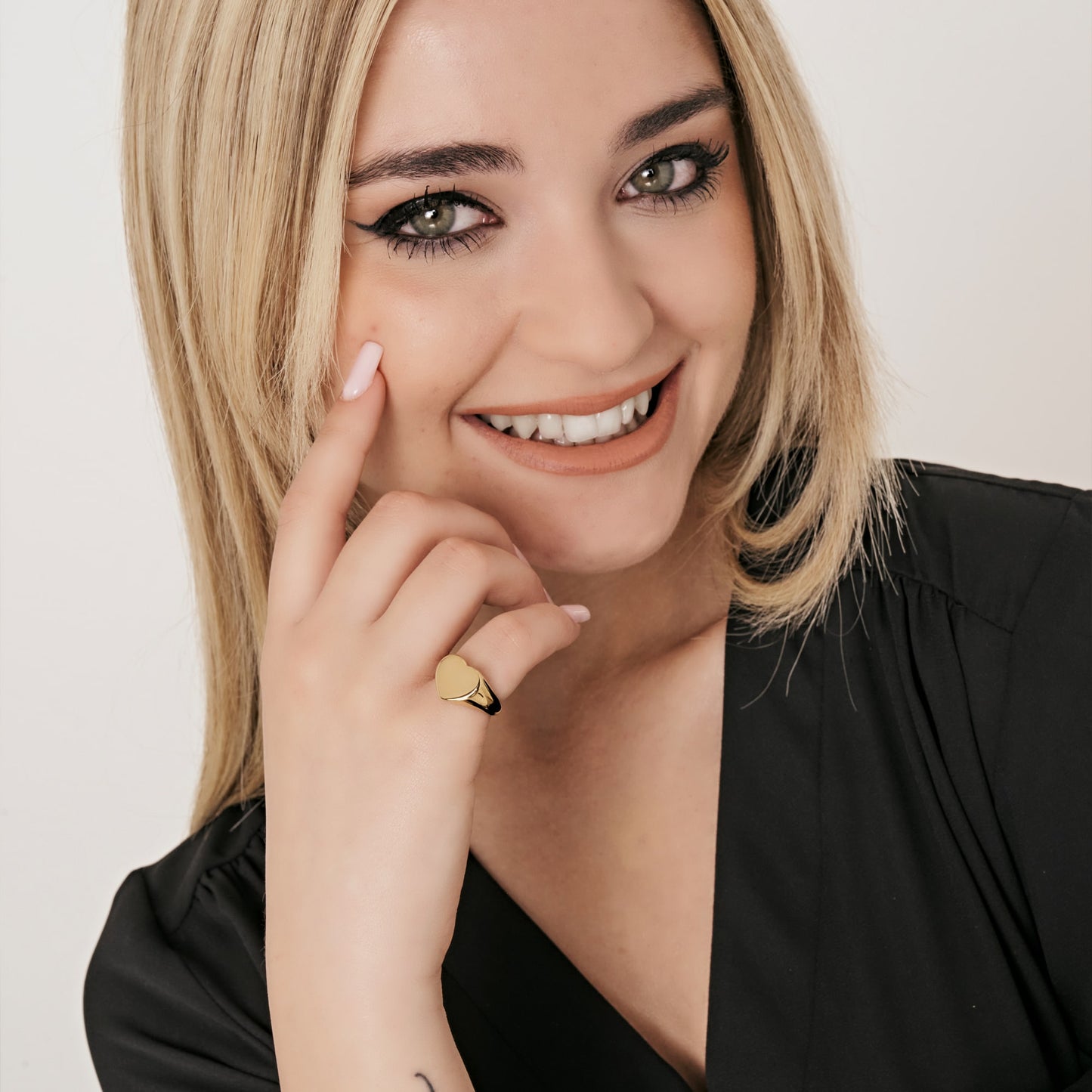 ANILLO DE ACERO IP PARA MUJER CON CORAZÓN