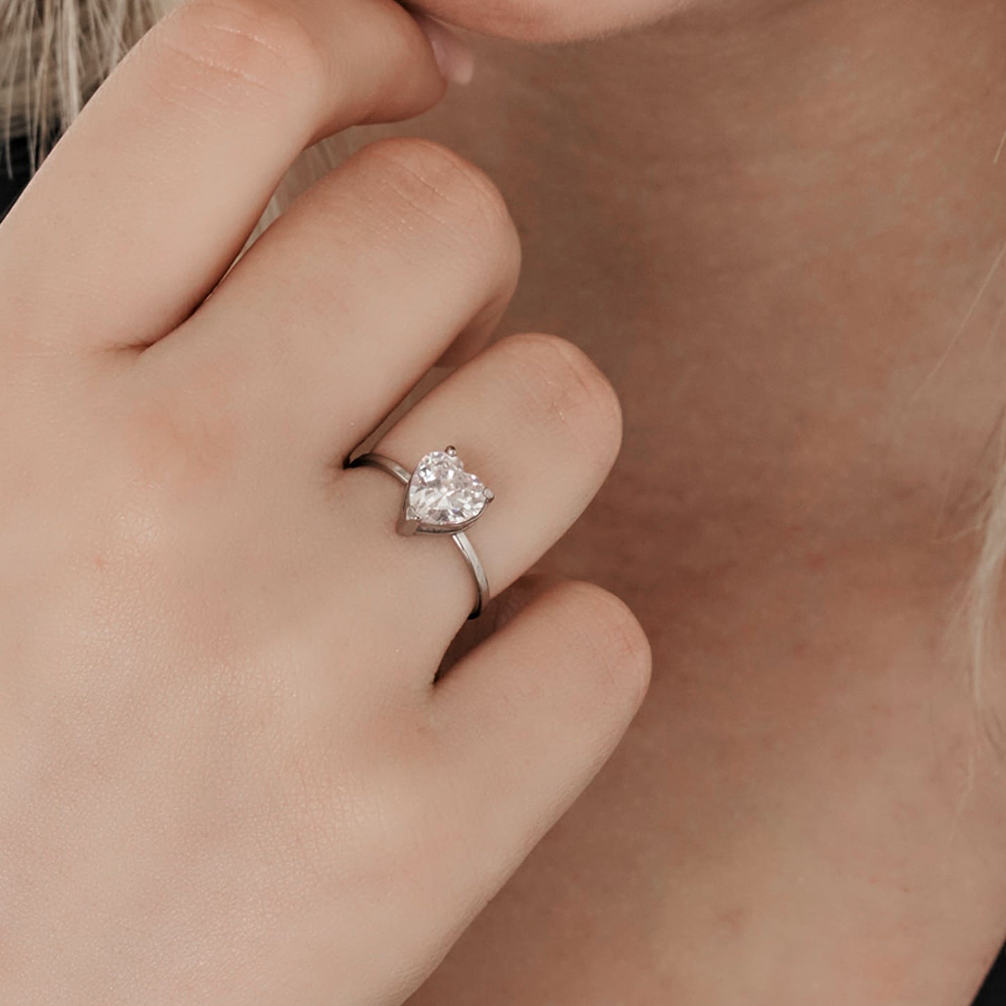 ANILLO DE ACERO PARA MUJER CON CRISTAL BLANCO EN FORMA DE CORAZÓN