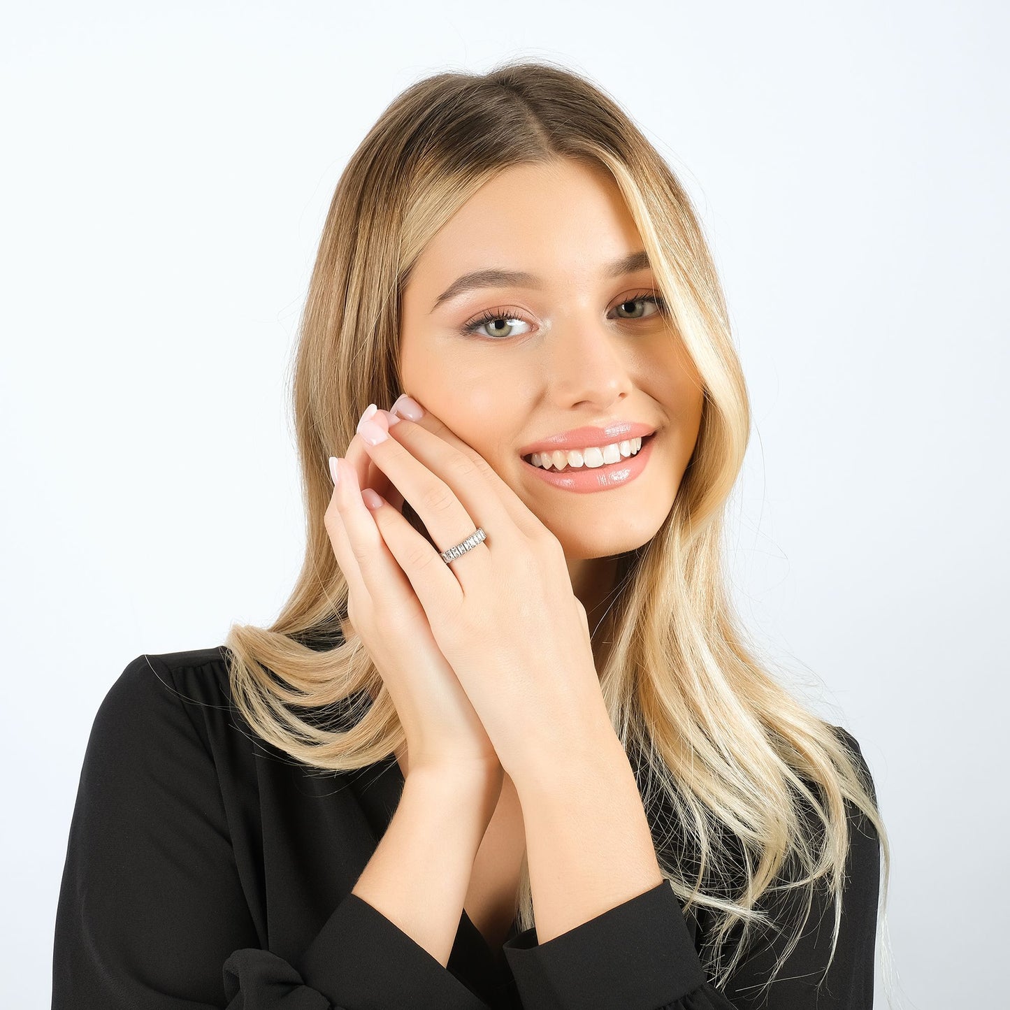 ANILLO DE ACERO PARA MUJER CON CRISTALES BLANCOS