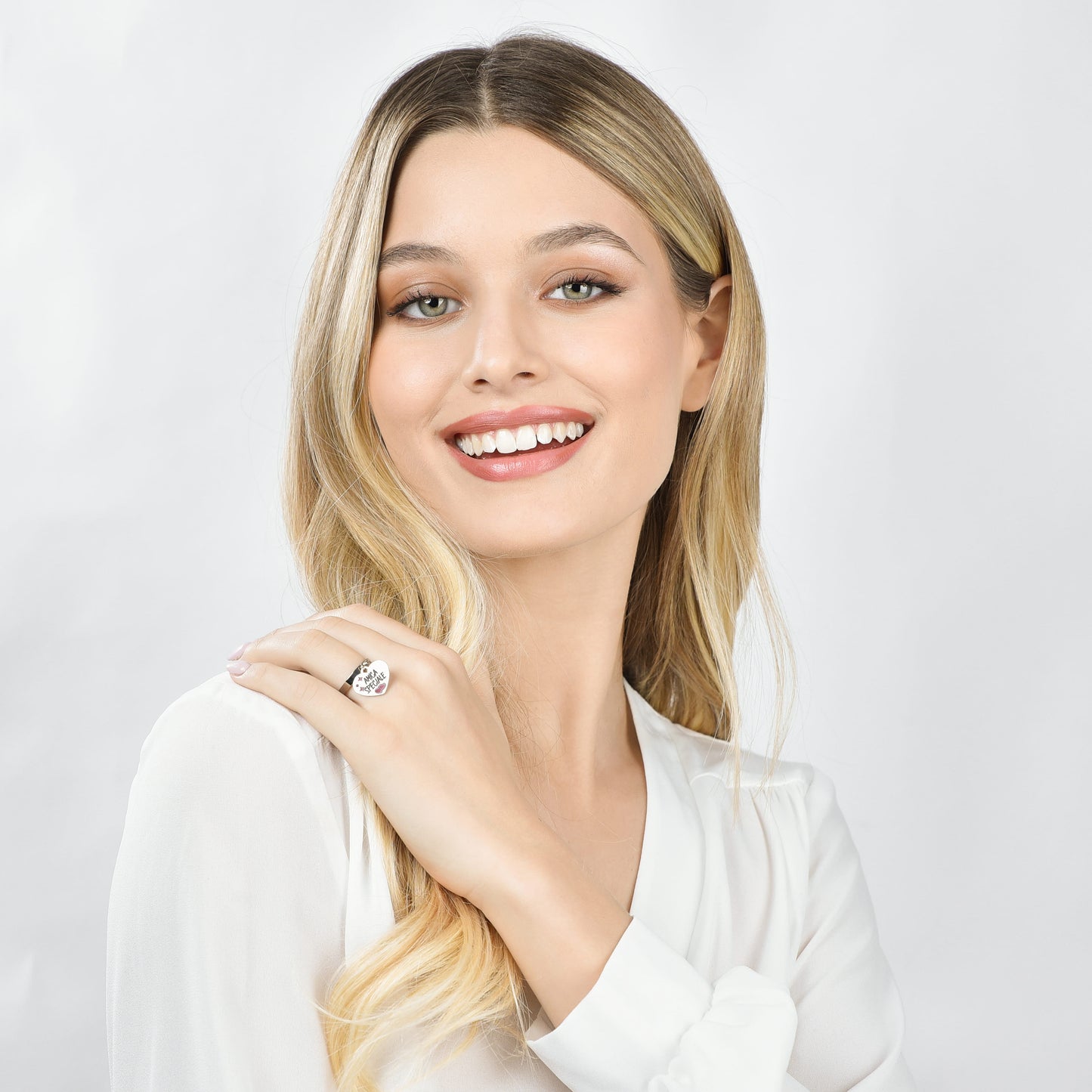 ANILLO DE ACERO AMIGO ESPECIAL DE LA MUJER CON EL CORAZÓN Y EL ROJO