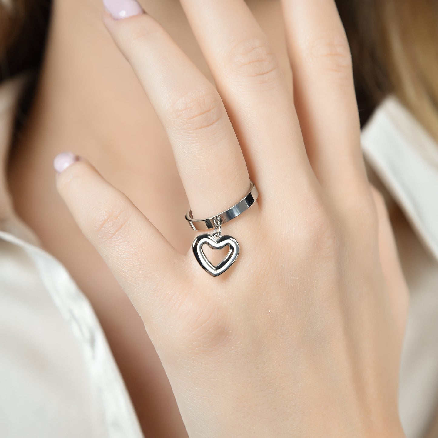 ANILLO DE ACERO PARA MUJER CON CORAZÓN PERFORADO
