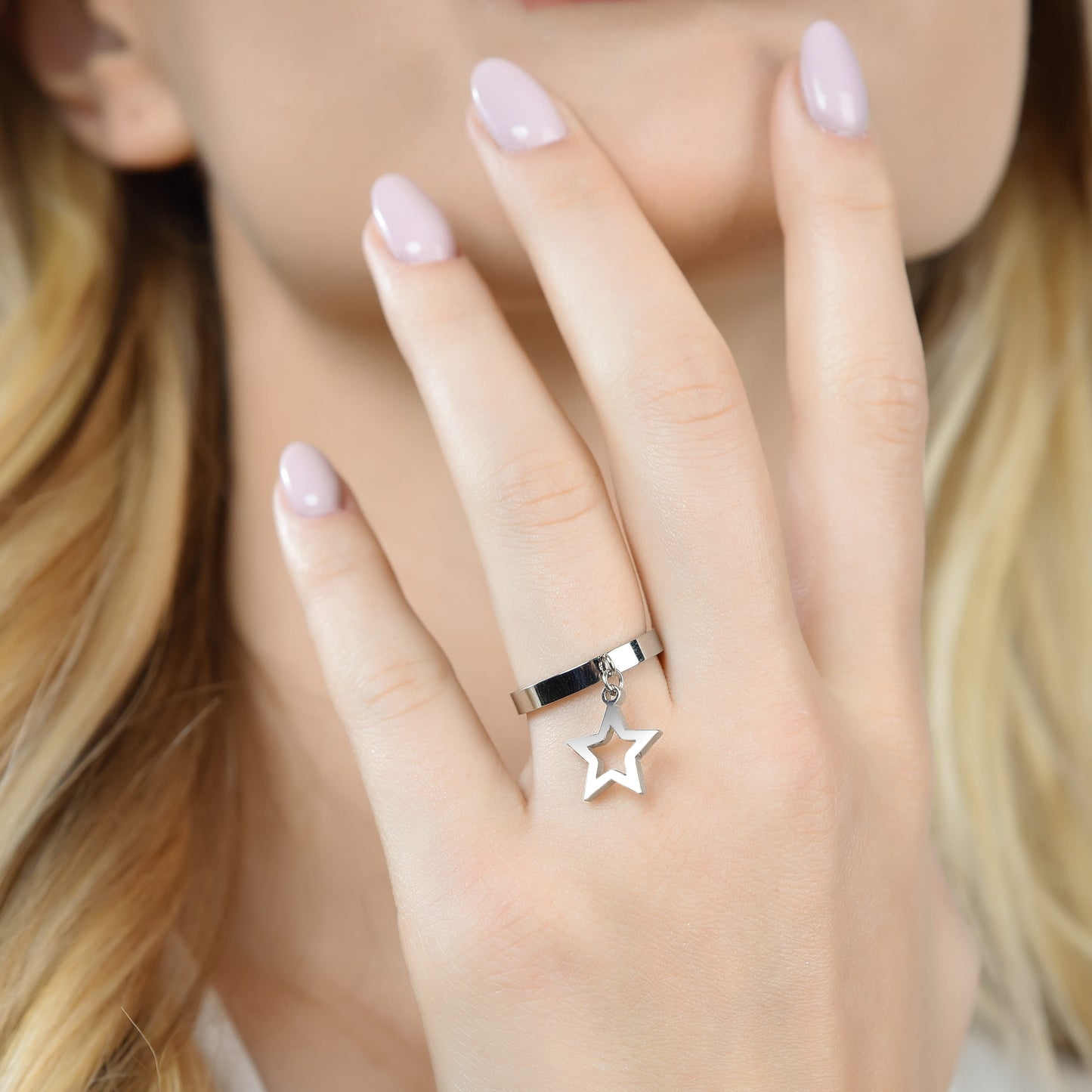 ANILLO DE ACERO PARA SEÑORA CON ESTRELLA PERFORADA