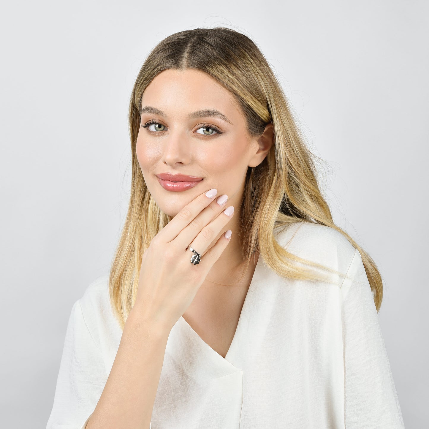 ANILLO DE ACERO PARA MUJER CON TRÉBOL DE CUATRO HOJAS