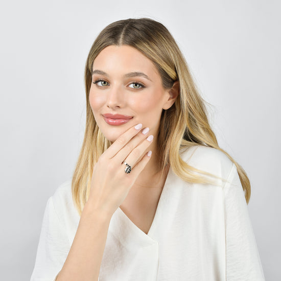 ANILLO DE ACERO PARA MUJER CON TRÉBOL DE CUATRO HOJAS