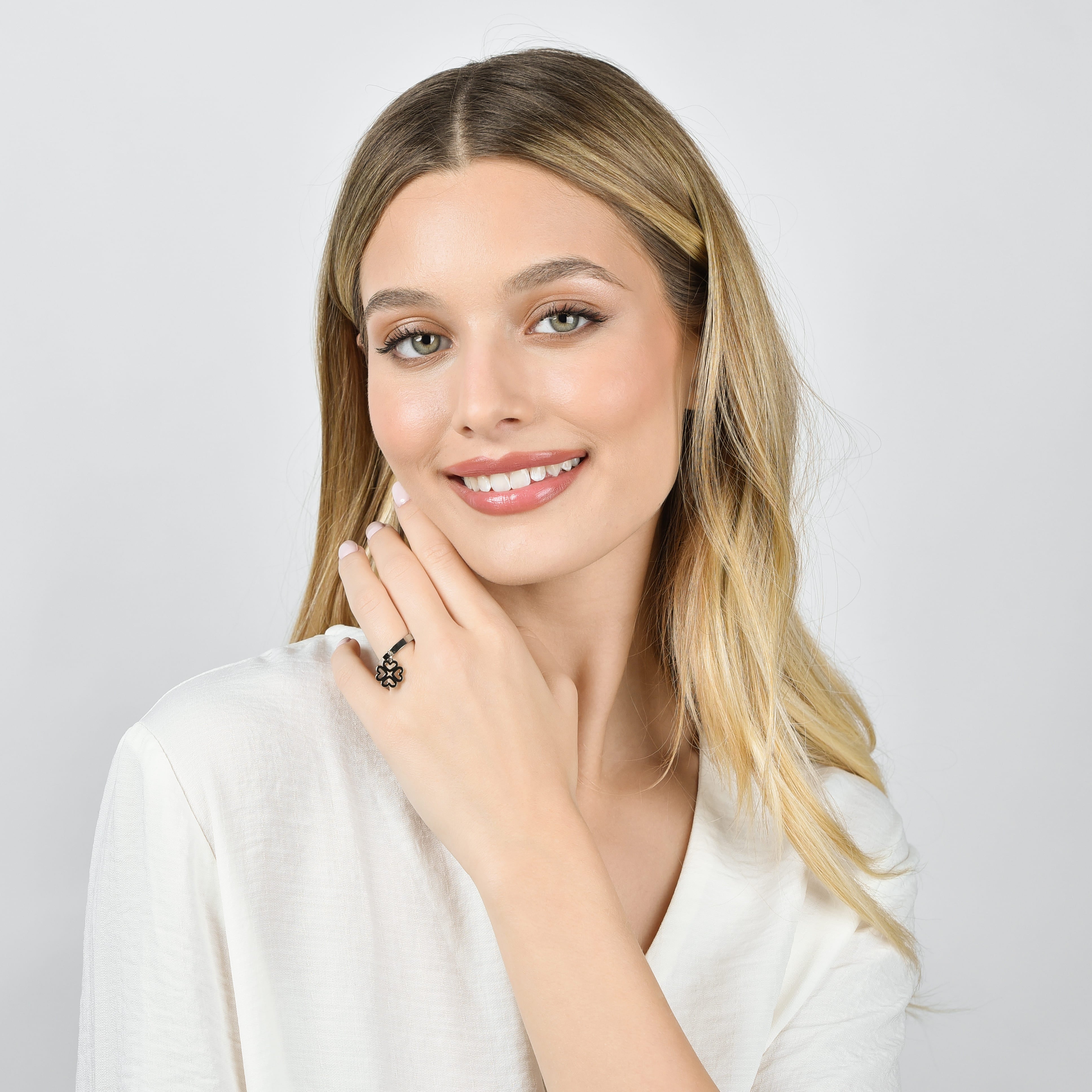 ANILLO DE ACERO PARA MUJER CON TRÉBOL DE CUATRO HOJAS PERFORADO