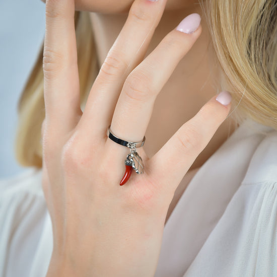 ANILLO DE ACERO PARA MUJER CON CUERNO DE ESMALTE ROJO Y TRÉBOL DE CUATRO HOJAS